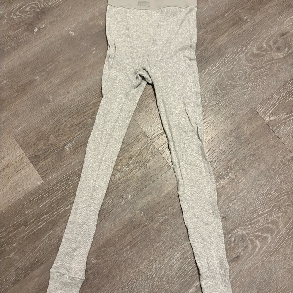 SKIMS Light Gray Leggings